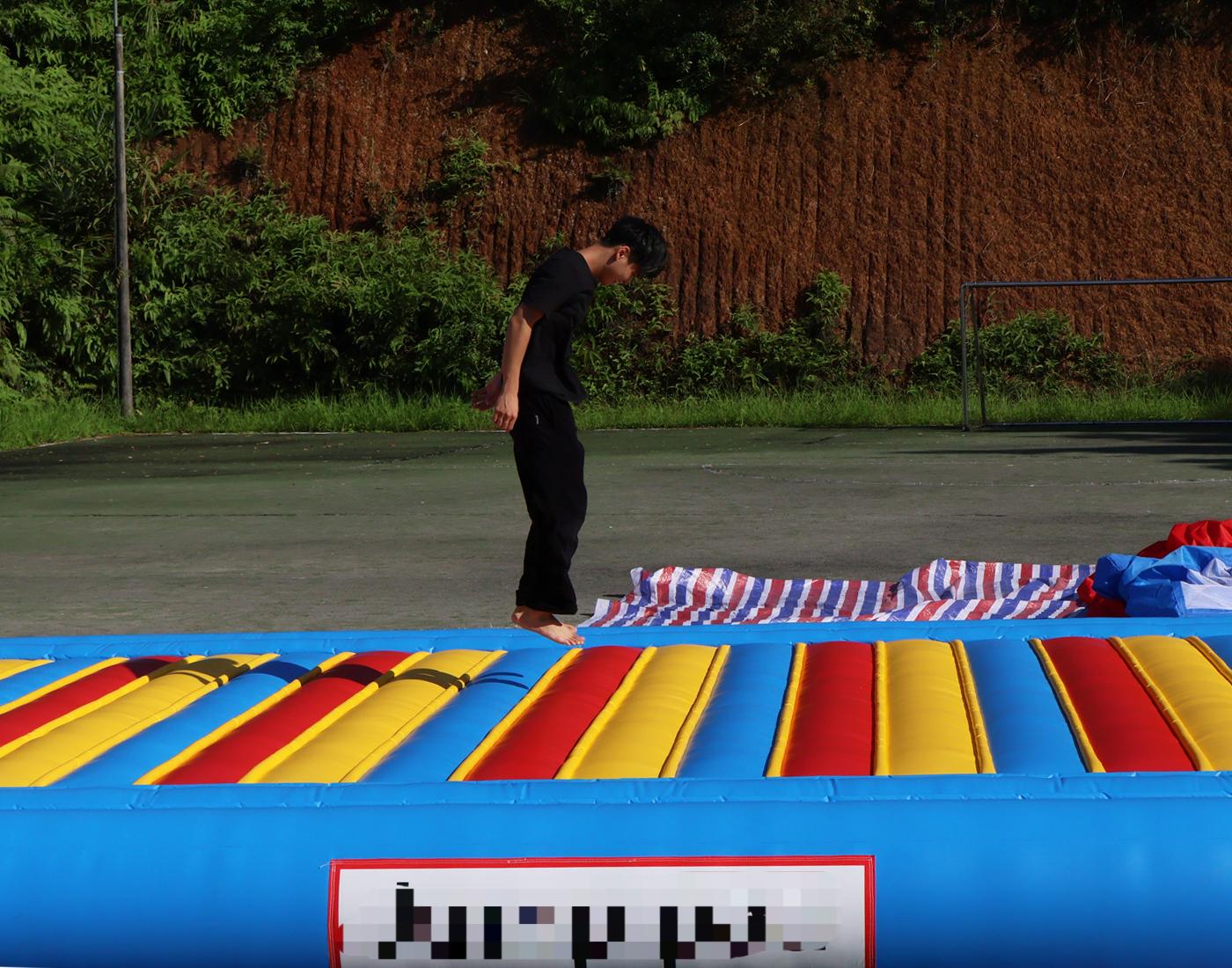 وسادة ترتد قابلة للنفخ للياقة  - مراجعة Kids Outdoor Jump House وسعره